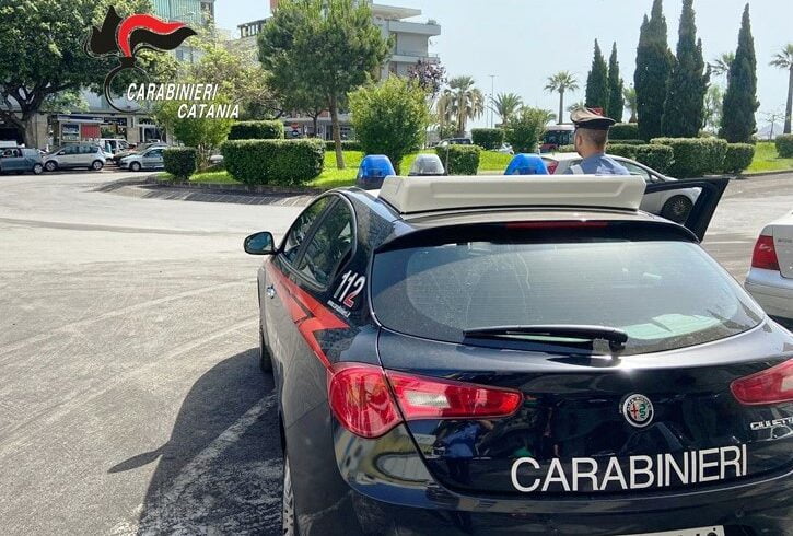 Catania, per sfuggire all’alt dei carabinieri va a sbattere contro una Lancia Musa: 18enne arrestato