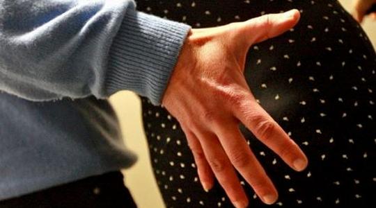 Catania, torna a casa dal lavoro e trova un uomo accanto al letto che tenta di palpeggiarla