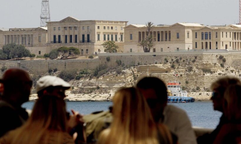 Malta, 70 ragazzi italiani bloccati dopo focolaio. Governo chiude i confini ai non vaccinati