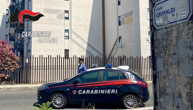 L’uomo, accusato di lesioni personali, nonostante fosse ristretto agli arresti domiciliari presso la sua abitazione di via Domenico Tempio, aveva raggiunto poco prima la casa dei familiari e per motivi economici aveva avuto un’accesa discussione con la madre.