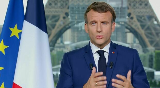 Covid, il discorso di Macron fa scattare la corsa ai vaccini dei francesi: "Pass sanitario per entrare nei bar e ristoranti"