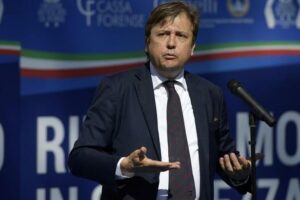 Covid, Sileri: "Facciamo come Macron. Sui treni, nei ristoranti e agli eventi va solo chi ha il Green pass"