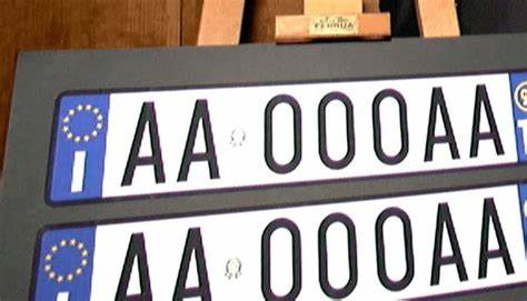 Adrano, investe vettura con con l’auto dalla targa taroccata: denunciato 39enne rumeno
