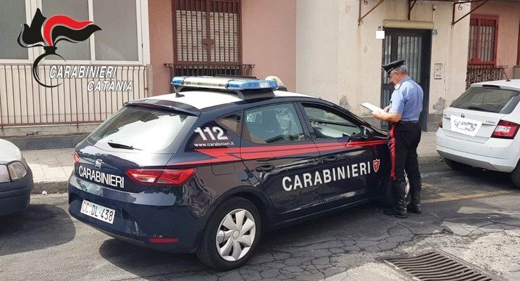 Acireale, si fa accompagnare in auto dalla vittima prima di rapinarla: 23enne arrestato