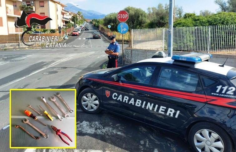 Gravina di Catania, il suo “magazzino ricambi” erano le auto in sosta: arrestato 22enne