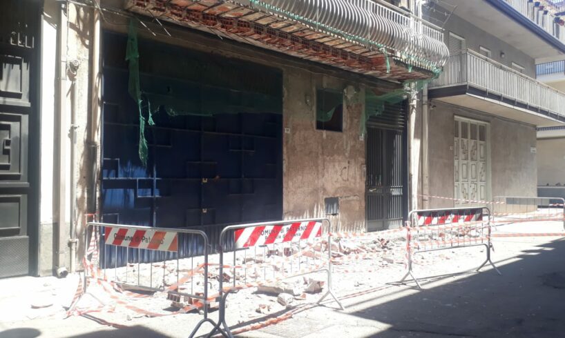 Paternò, cede balcone in via Alcantara: nessun ferito