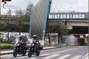 Misterbianco, 37enne gelosissimo prende a calci la compagna: la suocera dà l’allarme e lo fa arrestare