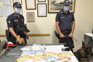 Mascali, per sfuggire ai controlli tenta di buttare la ‘coca’ nel water: arrestato 62enne di Giarre