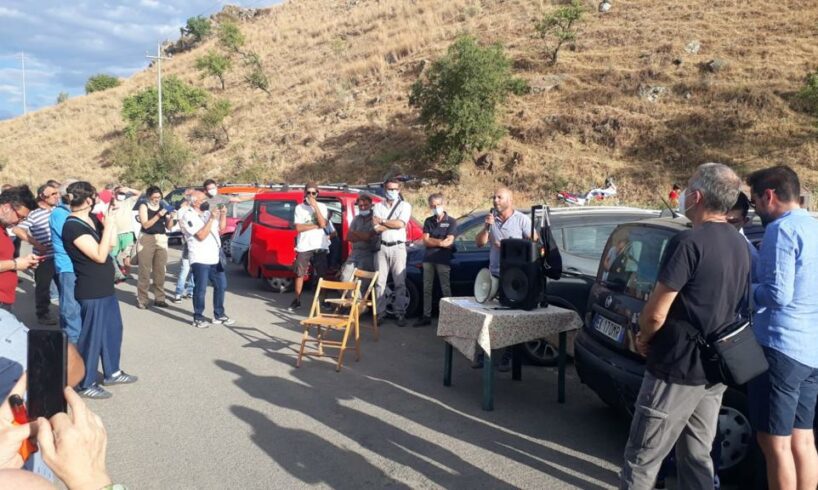 Dopo le devastazioni provocate dagli incendi di domenica scorsa che hanno distrutto le realtà agricole delle contrade di Sciddicuni, Ponte Barca, S. Nicolò, Poira, Castellaccio, gli imprenditori e allevatori del luogo si sono incontrati, nel pomeriggio di ieri nei pressi di Ponte Barca, per un’assemblea pubblica.