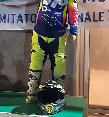 Adrano, il campioncino di motocross vince anche in notturna: Vincenzo Puleo festeggiato da parenti e tifosi
