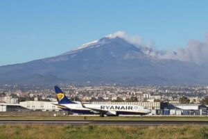 Etna, nuova fase parossistica riduce operatività aeroporto: 4 arrivi ogni ora