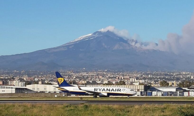 Etna, nuova fase parossistica riduce operatività aeroporto: 4 arrivi ogni ora