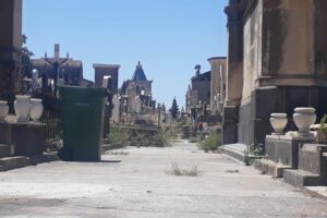 Paternò, il degrado nei due cimiteri cittadini. Messina (Cgil): “Lasciate ogni speranza…”