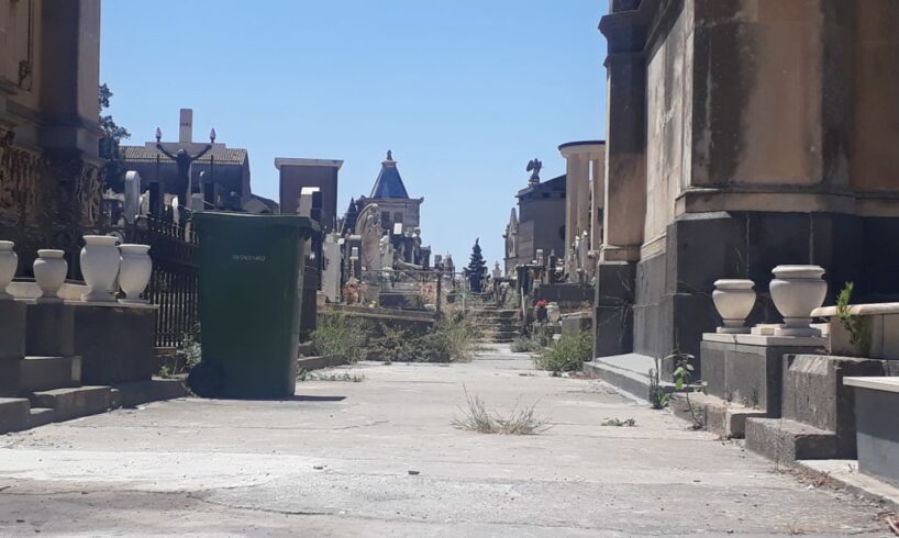 Paternò, il degrado nei due cimiteri cittadini. Messina (Cgil): “Lasciate ogni speranza…”
