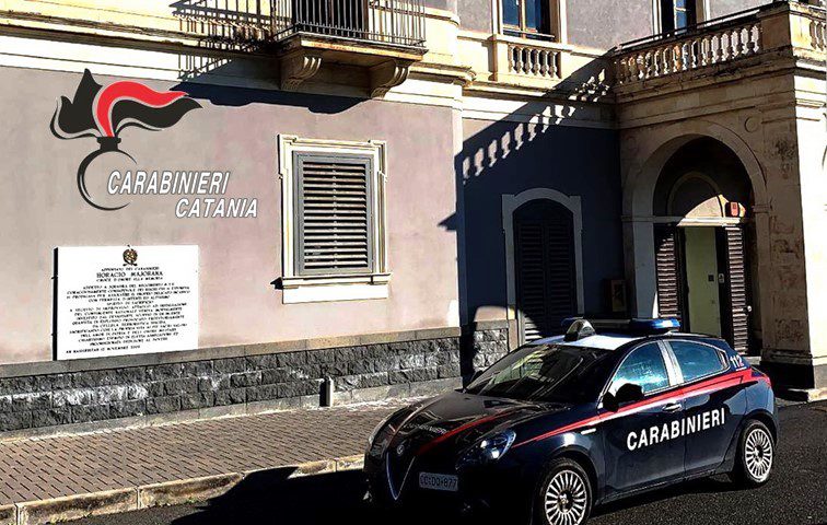 Catania, tenta con un complice di smontare un’auto rubata: nella fuga lascia il borsello con il documento