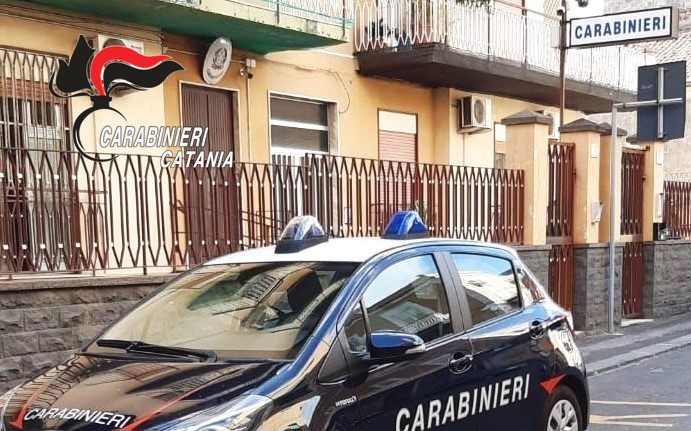 Catania, 21enne schiava della droga aggredisce il fratello per comprare la dose: denunciata