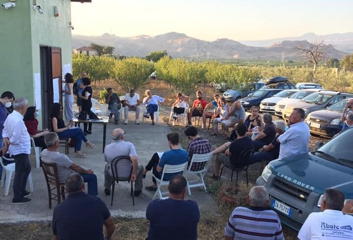La sezione provinciale del Partito Democratico ha partecipato ieri, con il suo vicesegretario Angelo Petralia, alla riunione degli agricoltori dell’area simetina della Piana di Catania, indetta dopo i ripetuti incendi dolosi che hanno devastato le colture della zona, con maggiore intensità nelle contrade Poira, Sciddicuni e Nicolò.