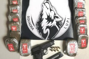 Catania, droga e una pistola rubata nascosti in casa: ‘Squadra Lupi’ arresta spacciatore 19enne