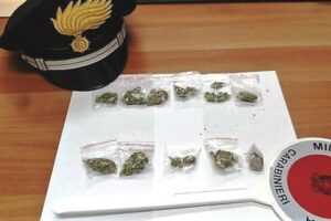 Ramacca, nascondeva la droga nel cruscotto dell’auto: 37enne denunciato