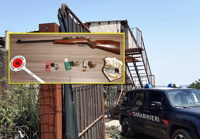 Caltagirone, in casa nascondeva una carabina con matricola abrasa e 124 cartucce: 57enne arrestato in flagranza