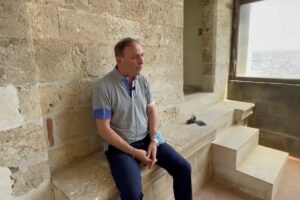 Paternò, lo scivolone di Naso sul Castello: “Costruito da Federico II”. Ma il dongione è opera del Gran Conte Ruggero (VIDEO)