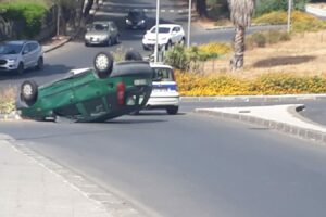 Paternò, due donne ferite dopo scontro tra auto: Fiat Punto si ribalta alla rotonda di Corso del Popolo