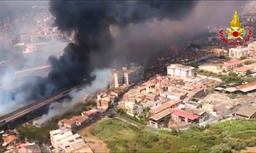 Catania sotto shock per gli incendi che hanno devastato molte zone: distrutto il lido ‘Le Capannine’