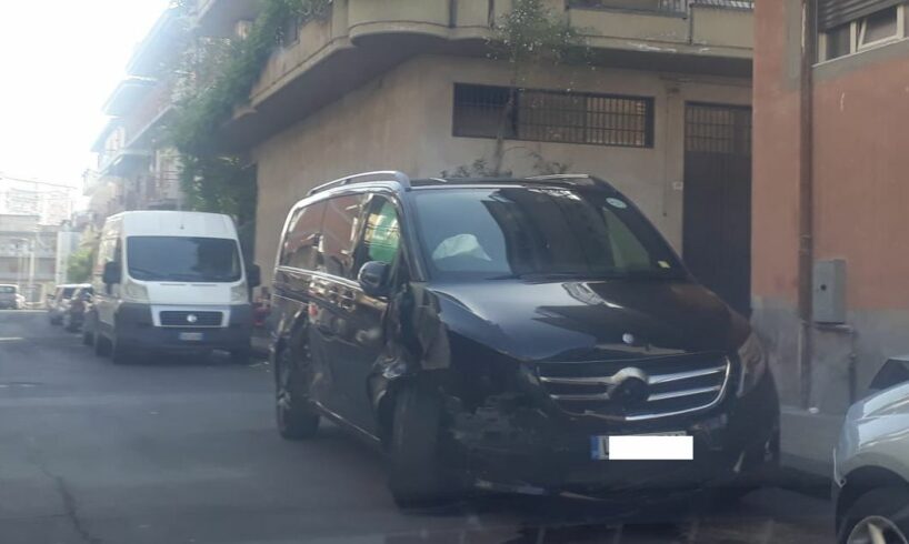 Paternò, un ferito in via Estonia dopo scontro tra due Mercedes: danneggiate altre vetture