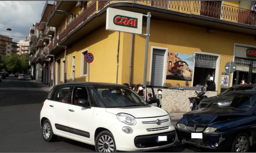 Paternò, scontro tra due auto in via Bellia: tre feriti non gravi
