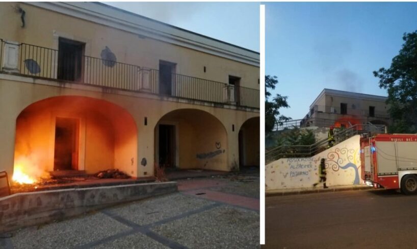 Paternò, fiamme dentro ‘Casa Coniglio’: la vergogna infinita dell’immobile abbandonato