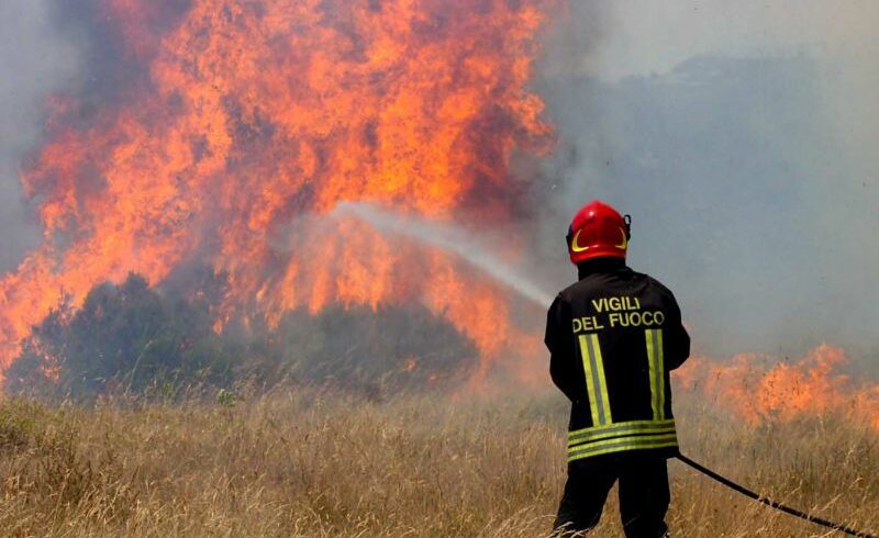 Cenere e incendi, al PalaRegione di Catania Musumeci incontra i sindaci: “Roma non ha compreso gravità situazione”