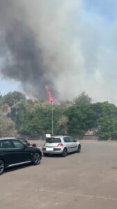Ragalna, vasto incendio minaccia centro abitato: roghi in c.da Eredità e sciara Galifi