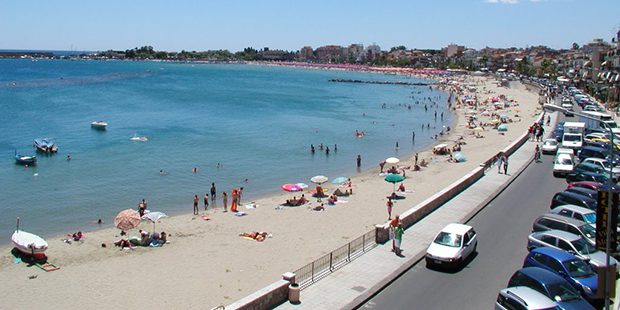 A Giardini Naxos 3 ragazze di Bronte travolte da un’auto sul lungomare: il conducente si è dato alla fuga