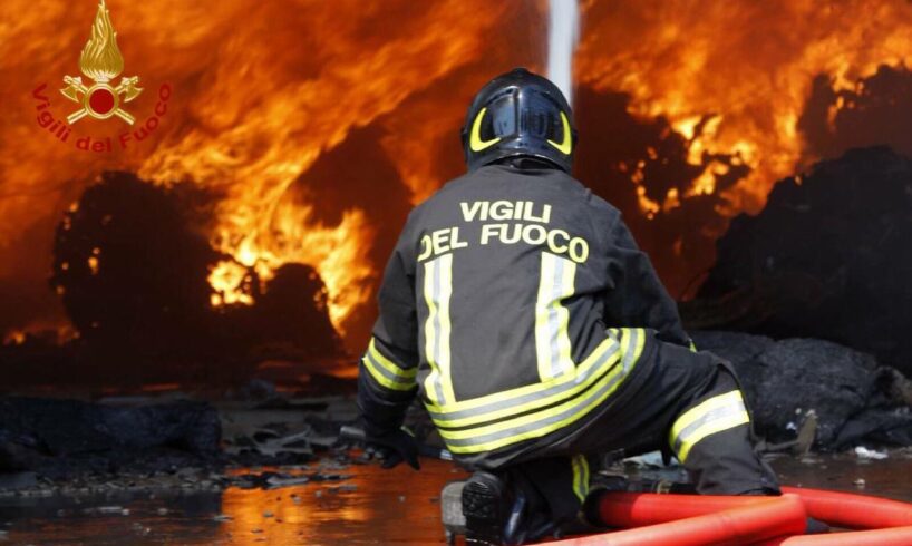 Sicilia in fiamme: la tragedia di Paternò per colpa degli ‘incendi mafiosi’. Oggi allerta rossa per il caldo