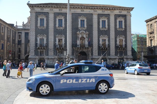 Catania, minorenne lascia comunità di Ramacca: bloccato dalla Polizia oppone resistenza