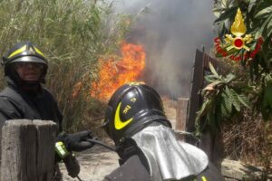 Nel Catanese un’altra giornata di fuoco: a Motta S. Anastasia salvato albergo in fiamme