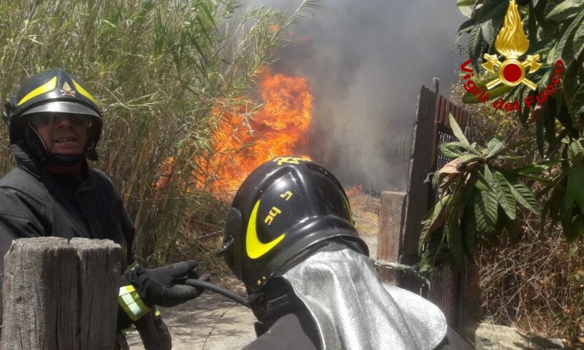 Nel Catanese un’altra giornata di fuoco: a Motta S. Anastasia salvato albergo in fiamme