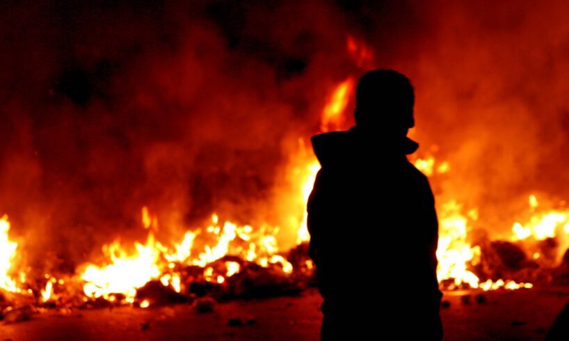 Catania, bruciano rifiuti innescando pericolosi focolai nel quartiere San Giorgio: due denunciati