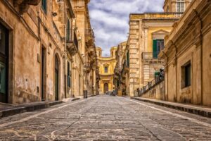 La città continua a cambiare forma, significato, mutando le sue funzioni velocemente.