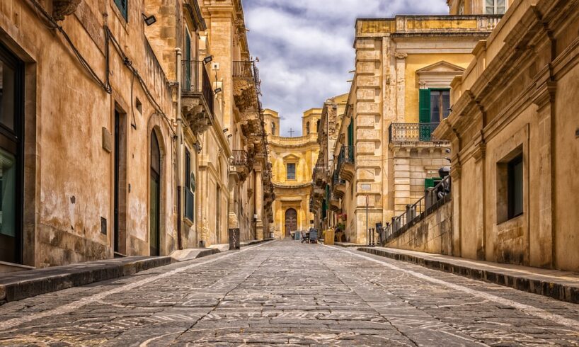 La città continua a cambiare forma, significato, mutando le sue funzioni velocemente.