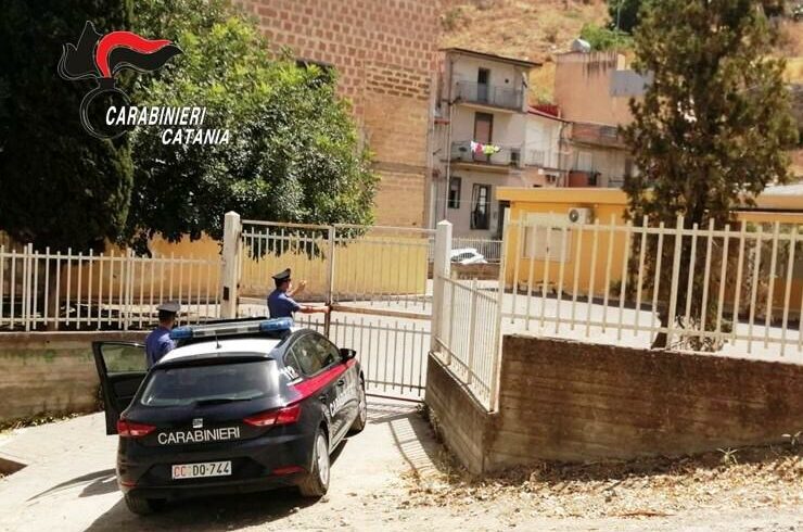 Palagonia, a spasso per il paese anziché ai domiciliari: due fratelli arrestati