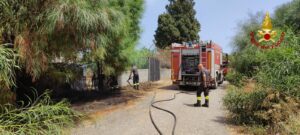 Catania, anche oggi lavoro straordinario per i Vigili del Fuoco: a Linguaglossa falegnameria in fiamme