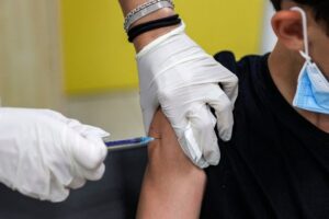 Biancavilla, molti giovani non vaccinati tra i 13 positivi. Il sindaco: “Immunizzatevi”