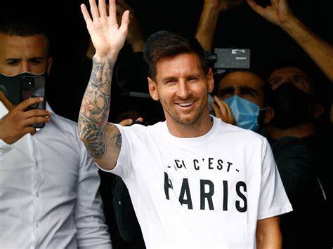 Calcio, Messi è ufficialmente del Psg: la Pulce avrà la maglia n.30