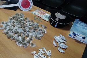 Catania, due giovani pusher si nascondono in casa della vicina prima dell’arresto