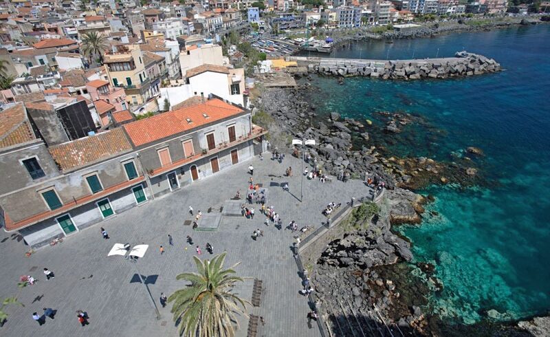 Ferragosto sicuro: controlli interforze a terra e a mare. Elicotteri alla Plaia di Catania, Aci Trezza e Aci Castello