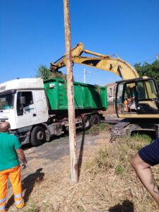 Catania, intervento dell’amministrazione: puliti caditoie, tombini e canali d’acqua intasati dalla cenere vulcanica
