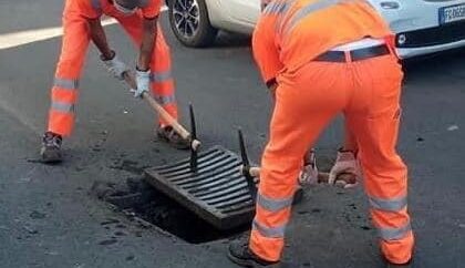 Catania, intervento dell’amministrazione: puliti caditoie, tombini e canali d’acqua intasati dalla cenere vulcanica