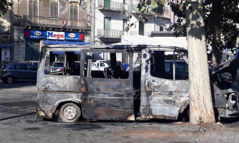 Paternò, furgone distrutto dalle fiamme in Piazza Vittorio Veneto: matrice incerta