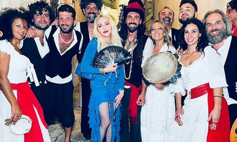 Madonna canta ‘Bella ciao’ a Ostuni per la festa di compleanno (VIDEO)